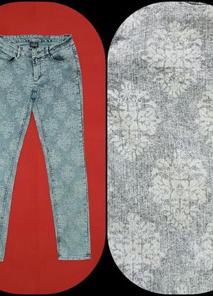 Стильные джинсовые брюки с орнаментом