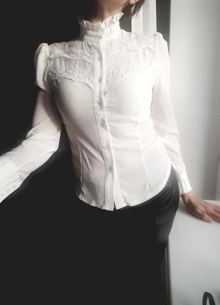 Очаровательная блузочка с гипюровыми вставками