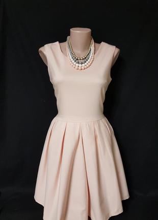 Изумительное персиковое платье с пышной юбкой