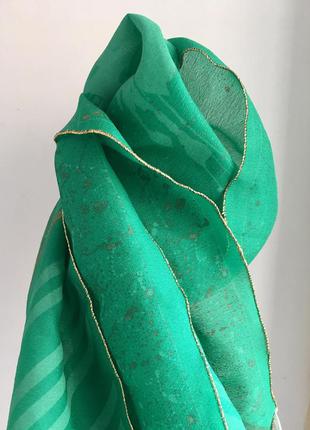 Шарф изумрудного зеленого цвета с золотистыми вкраплениями
