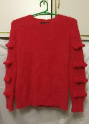 Женский красный свитер с необычными рукавами.
жіночий светр