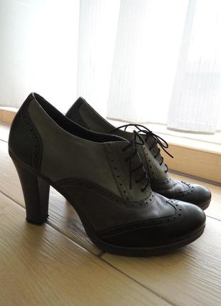 Серо-черные ботинки броги на каблуке размер 38
