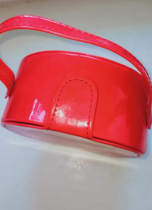 Красная лакированая сумка. косметичка чемодан