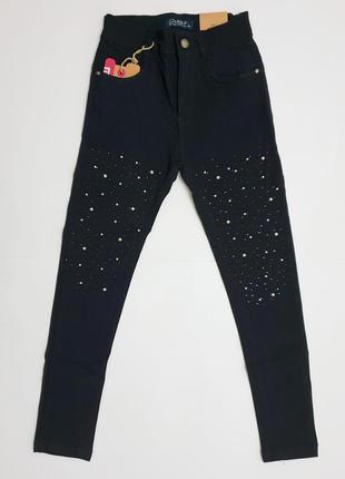 Котоновые стрейчевые брюки для девочки темно-синего цвета в школу