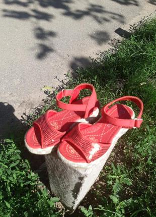 Красные нарядные босоножки,сандалии для девочки