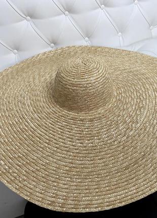 Шляпа соломенная с широкими полями