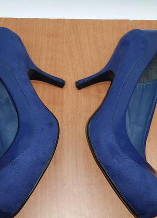 Туфлі човники на підборах з тупим носом яскраво-синього кольор...