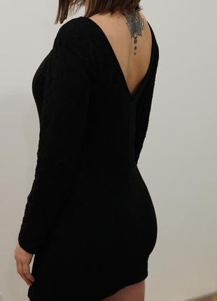 Черное мини платье с глубоким вырезом на спине