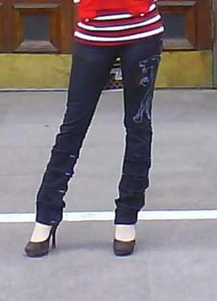 Стильные женские джинсы черного цвета с драпировкой и вышивкой...
