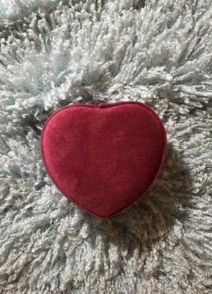 Бархатная малиновая шкатулка в форме сердца