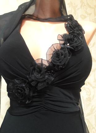 Черное вечернее платье со шлейфом
