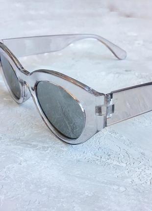 Сонцезахисні окуляри з товстою сірою прозорою оправою