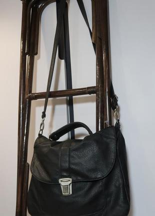 Удобная сумочка с длинным ремешком