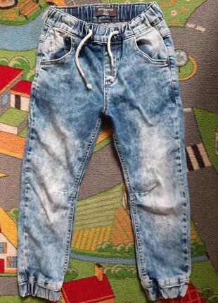 Продам модные джинсы на мальчика reserved  рост 116