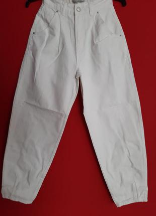 Белые джинсы баллоны