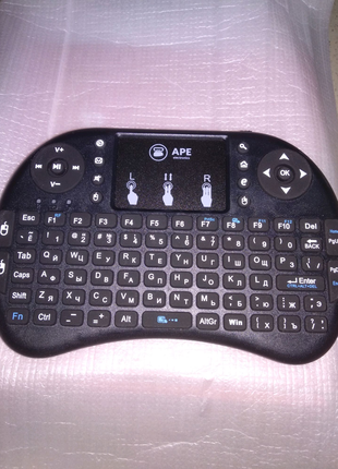 Компактна бездротова клавіатура з тачпадом
