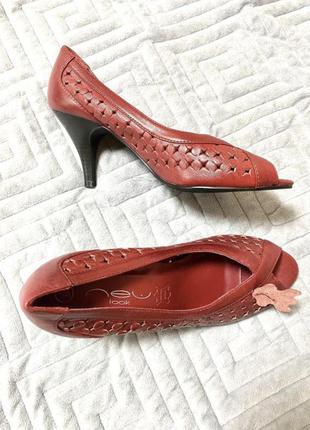 Кожаные красные туфли перфорированные с открытым носком