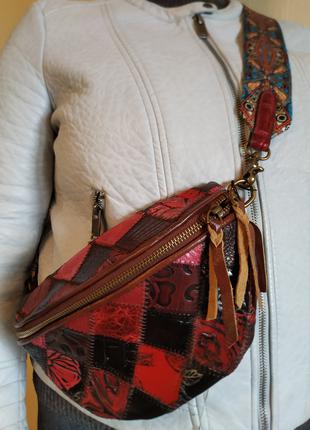 Стильная женская сумка в винтажном стиле с широким ремешком