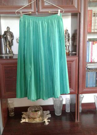 Плиссированная зеленая юбка средней длины