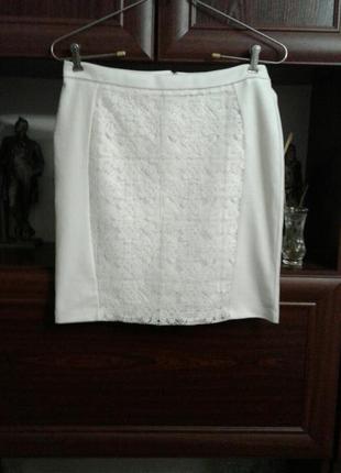 Белоснежная мини юбка с ажурной вставкой впереди yessica