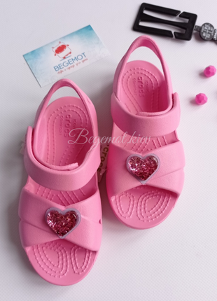 Сандалии на девочку кроксы crocs-starp charm sandal