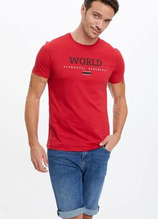 Червона чоловіча футболка defacto / дефакто з написом world el...