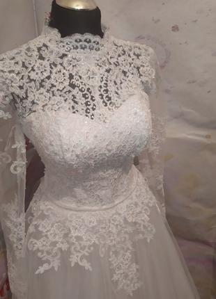 Красивое свадебное платье с длинным рукавчиком.