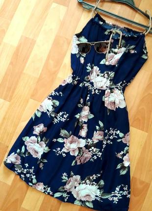 Красива темно- синя сукня в квіти на шнурівці