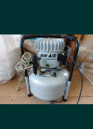 Масляный компрессор JUN-AIR 6-25 с ресивером