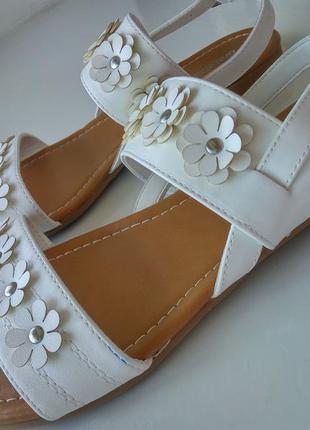 Білі босоніжки, сандалі декор квіти на низькому ходу