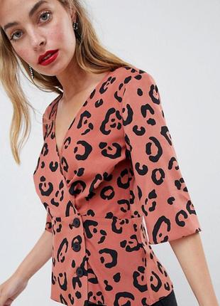 Крутая блуза блузка топ на запах с пуговицами в анималистическ...