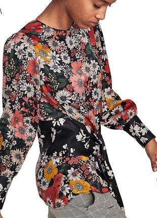 Сатиновая блуза блузка  с контрастным пояском в цветочный принт