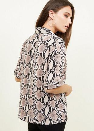 Рубашка блузка с трендовыми пуговицами в животный принт змеиный