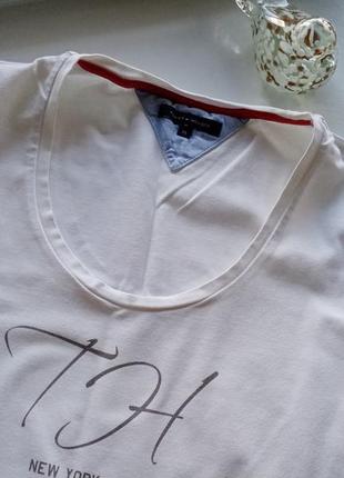 Белый топ стрейчевая футболка с логотипом бренда