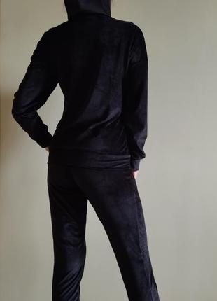 Жіночий спортивний костюм чорного кольору велюр-вельвет