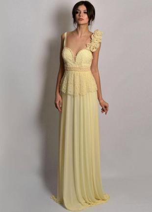 Елегантное свадебное платье с кружевом и вышивкой жемчугом