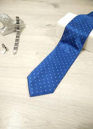 Стильний чоловічий краватку у синій гамі. чоловіча краватка.
