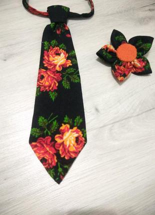 Красивый галстук и заколка для девочки