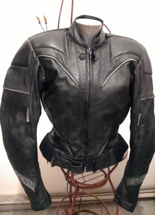 Кожаная байкерская куртка. мотоэкипировка. мотоциклетная куртка.