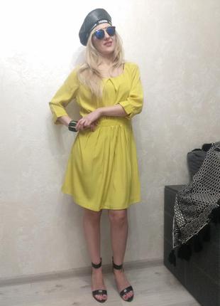 Жіноче плаття в жовтому кольорі.