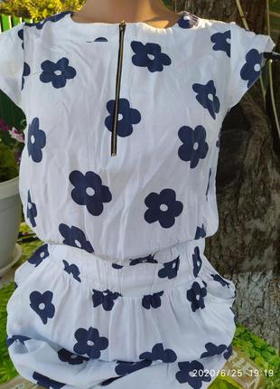 Легкое белое платье на резинке с синими цветами