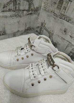 Белые ботинки