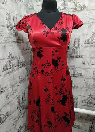 Красное платье с черными цветами