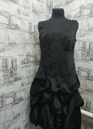 Черное платье с красивой юбкой и красивой спиной