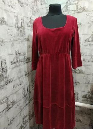 Красное бордовое велюровое платье с красивым вырезом