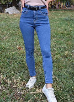 Синие джинсы узкие
