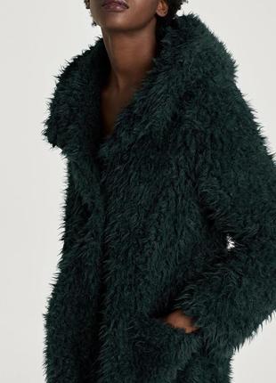 Мягенькая искусственная шуба с капюшоном от zara