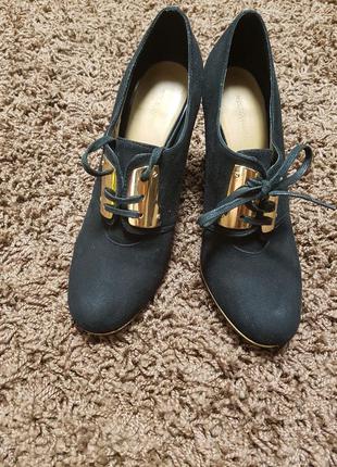 Чёрные замшевые ботинки на шнурках