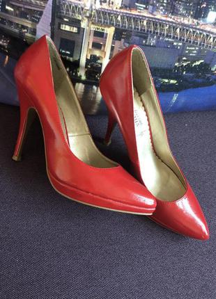 Красные лакрованные туфли лодочки new look 37