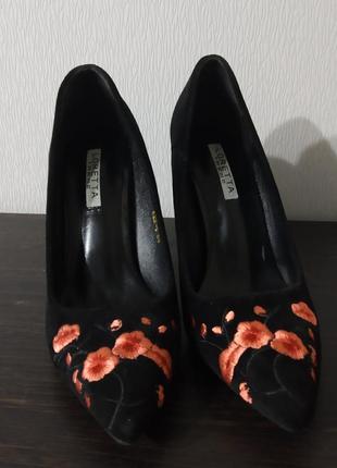 Черные замшевые туфли с цветами